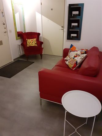 Anatomivärkstaden har ofta öppet någon dag i veckoslutet. Boka tid i förväg. Väntrummet delas med en frisör.