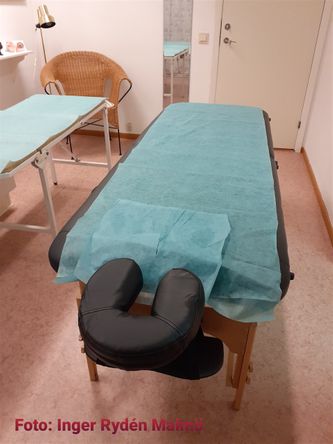 Foto: Inger Rydén. Det finns 2 massagebänkar och 1 massagestol att välja på. Ange i din bokning om du önskar någon speciell.